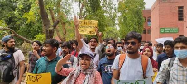 जावेद मोहम्मद के घर पर चले बुलडोजर के खिलाफ छात्रों ने किया यूपी भवन के पास प्रदर्शन, हिरासत में जावेद मोहम्मद के घर पर चले बुलडोजर के खिलाफ छात्रों ने किया यूपी भवन के पास प्रदर्शन, हिरासत में